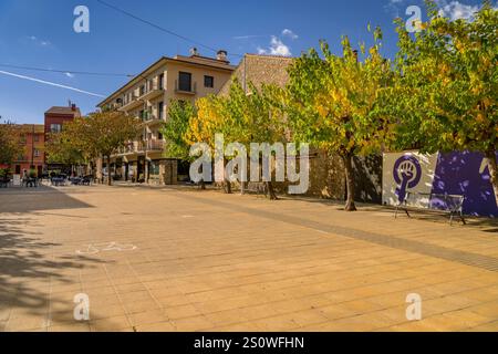 Hauptplatz von Sant Esteve de Palautordera an einem Herbstmorgen (Vallès Oriental, Barcelona, ​​Catalonia, Spanien) Stockfoto