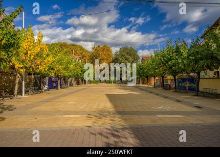 Hauptplatz von Sant Esteve de Palautordera an einem Herbstmorgen (Vallès Oriental, Barcelona, ​​Catalonia, Spanien) Stockfoto