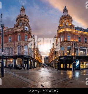 BRIGGATE, LEEDS, GROSSBRITANNIEN - 24. DEZEMBER 2024. Die antike Architektur der Krönungsgebäude an der King Edward Street und Briggate im Einzelhandelsviertel Stockfoto