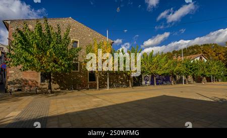 Hauptplatz von Sant Esteve de Palautordera an einem Herbstmorgen (Vallès Oriental, Barcelona, ​​Catalonia, Spanien) Stockfoto