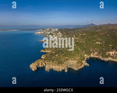 Luftaufnahme von Punta Falconera, am Cap de Creus, an der Costa Brava (Alt Empordà, Girona, Katalonien, Spanien) ESP: Vista aérea de la Punta Falconera, Roses Stockfoto