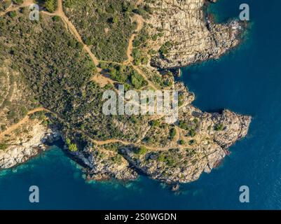 Luftaufnahme von Punta Falconera, am Cap de Creus, an der Costa Brava (Alt Empordà, Girona, Katalonien, Spanien) ESP: Vista aérea de la Punta Falconera, Roses Stockfoto