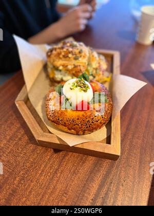 Gebäck Gebäck Bäckerei Mozzarella Produkt. Dänisches Gebäck auf einem Tablett in der Bäckerei mit Zitronensahne, das im Café-Restaurant serviert wird Stockfoto