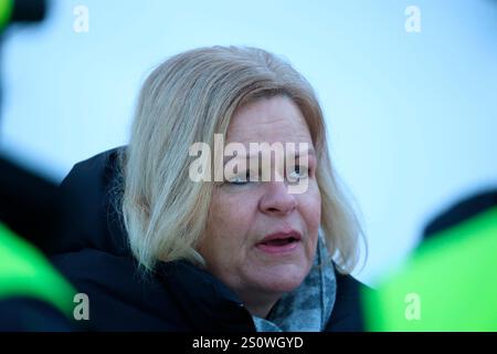 Oberstdorf, Deutschland. Dezember 2024. Nancy Faeser (Bundesministerin des Innern und für Heimat) beim Auftaktspringen 73. Vierschanzentournee Oberstdorf Credit: dpa/Alamy Live News Stockfoto