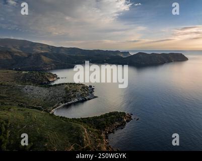 Luftaufnahme der Küste von Cap de Creus, zwischen Punta Falconera und Cala Montjoi (Alt Empordà, Girona, Katalonien, Spanien) Stockfoto