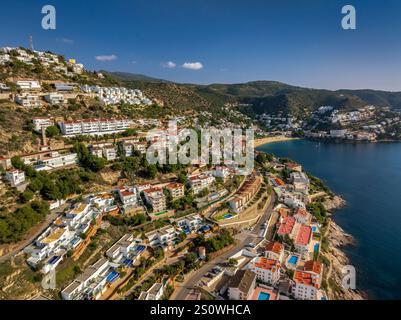 Luftaufnahme der Wohngegend Puig Rom, in Roses, an der Costa Brava (Alt Empordà, Girona, Katalonien, Spanien) Stockfoto