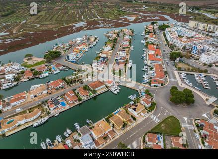 Luftaufnahme des Wohngebietes Santa Margarida, einem Wohnhafen in der Nähe von Roses (Alt Empordà, Girona, Katalonien, Spanien) Stockfoto