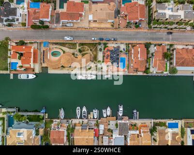 Luftaufnahme des Wohngebietes Santa Margarida, einem Wohnhafen in der Nähe von Roses (Alt Empordà, Girona, Katalonien, Spanien) Stockfoto