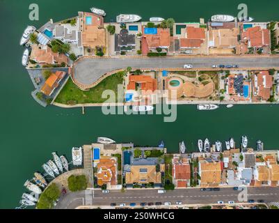 Luftaufnahme des Wohngebietes Santa Margarida, einem Wohnhafen in der Nähe von Roses (Alt Empordà, Girona, Katalonien, Spanien) Stockfoto