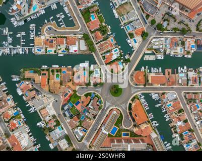 Luftaufnahme des Wohngebietes Santa Margarida, einem Wohnhafen in der Nähe von Roses (Alt Empordà, Girona, Katalonien, Spanien) Stockfoto