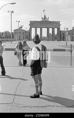09.06.1970, DDR, Ost-Berlin, Szene vor dem Brandenburger Tor, Mann in traditioneller Tracht mit Blick auf West-Berlin Ost-Berli Stockfoto