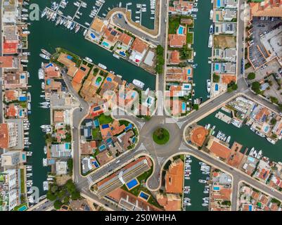 Luftaufnahme des Wohngebietes Santa Margarida, einem Wohnhafen in der Nähe von Roses (Alt Empordà, Girona, Katalonien, Spanien) Stockfoto