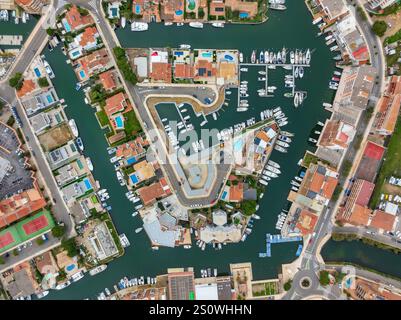 Luftaufnahme des Wohngebietes Santa Margarida, einem Wohnhafen in der Nähe von Roses (Alt Empordà, Girona, Katalonien, Spanien) Stockfoto