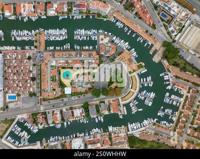 Luftaufnahme des Wohngebietes Santa Margarida, einem Wohnhafen in der Nähe von Roses (Alt Empordà, Girona, Katalonien, Spanien) Stockfoto