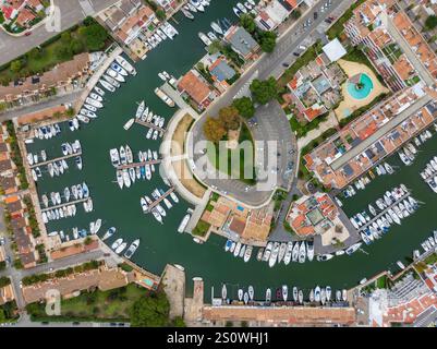 Luftaufnahme des Wohngebietes Santa Margarida, einem Wohnhafen in der Nähe von Roses (Alt Empordà, Girona, Katalonien, Spanien) Stockfoto