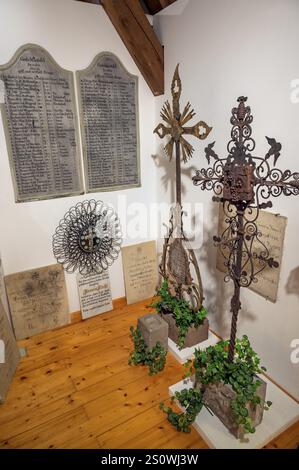 Gedenktafeln für die Toten des Ersten Weltkriegs und eiserne Grabkreuze, Heimatmuseum, Wiggensbach, Allgaeu, Schwaben, Bayern, Deutsch Stockfoto