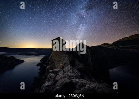 La Pertusa Kirche in der Mont-rebei Schlucht bei Nacht (Katalonien, Spanien, Pyrenäen) ESP: Ermita de la Pertusa en el desfiladero de Mont-rebei de noche Stockfoto