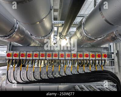 Elektrische Isolatoren, die in elektrischen Systemen zum Trennen von Stromkreisen für Wartung oder Fehlerisolierung verwendet werden. Stockfoto