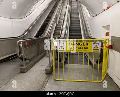 17. Juli 2024 London, Großbritannien - der Escalator ist aufgrund von Notfallreparaturen außer Betrieb. Gelbe Warnbarriere vor der Rolltreppe. Stockfoto