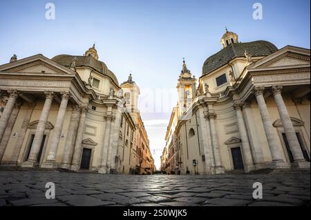 Zwei Kirchen flankieren eine Straße an der Piazza del Popolo in Rom Stockfoto