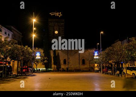 Hauptplatz von Avinyó bei Nacht, beleuchtet mit Weihnachtslichtern (Bages, Barcelona, ​​Catalonia, Spanien) ESP: Plaza Mayor de Avinyó, de noche, Cataluña Stockfoto