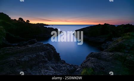 Bramant Beach, bei einem ruhigen Sommersonnenaufgang über dem Mittelmeer und der Costa Brava Küste (Cap de Creus, Katalonien, Spanien) Stockfoto