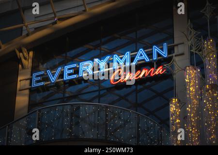 LEEDS, GROSSBRITANNIEN - 24. DEZEMBER 2024. Ein beleuchtetes und Retro Everyman Cinema Leuchtschild im Leeds Trinity Shopping Centre Stockfoto