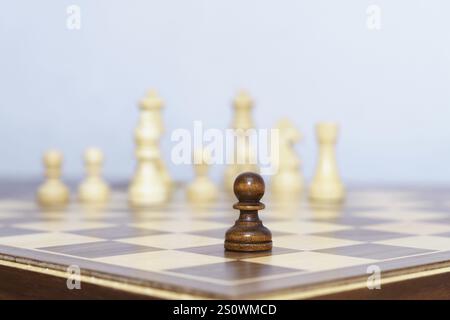 Schachfigur im Vordergrund während eines Spiels mit weißem Hintergrund Stockfoto