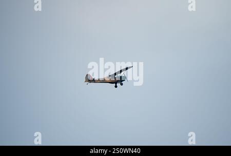 TW511 Auster 5 G-APAF Oldtimer-Armee-Verbindungs- und Beobachtungsflugzeug, das an einem klaren, grauen Herbsthimmel aufsteigt, Wiltshire UK Stockfoto