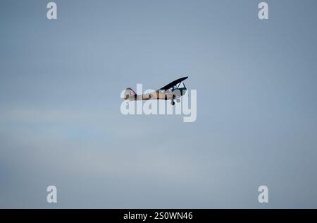 TW511 Auster 5 G-APAF Oldtimer-Armee-Verbindungs- und Beobachtungsflugzeug, das an einem klaren, grauen Herbsthimmel aufsteigt, Wiltshire UK Stockfoto