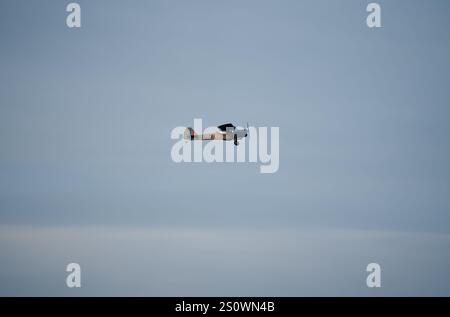 TW511 Auster 5 G-APAF Oldtimer-Armee-Verbindungs- und Beobachtungsflugzeug, das an einem klaren, grauen Herbsthimmel aufsteigt, Wiltshire UK Stockfoto