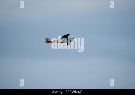 TW511 Auster 5 G-APAF Oldtimer-Armee-Verbindungs- und Beobachtungsflugzeug, das an einem klaren, grauen Herbsthimmel aufsteigt, Wiltshire UK Stockfoto