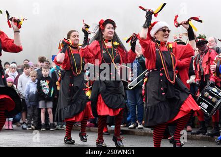 Ironmen and Severn Gilders: Morris Dancers auf der Ironbridge. Stockfoto