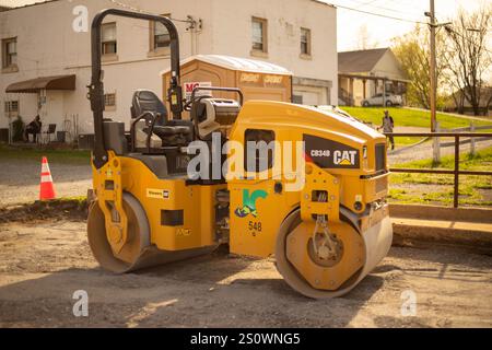 Johnson City, Tennessee, Vereinigte Staaten, 7. April 2024 Innenstadt: Bau: Cat CB34B (Verdichter). Stockfoto