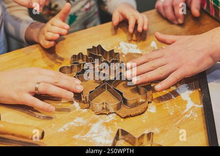 Eine Familie mit Kindern macht Kekse. Nahaufnahme Stockfoto