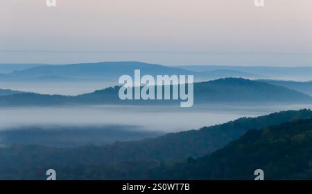 Bergkette am nebeligen Morgen. Wunderschöne Aussicht auf sanfte Hügel im Nebel. Szene der Appalachen-Ausläufer aus der Sicht. Stockfoto