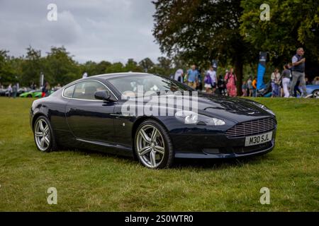 2007 Aston Martin DB9, ausgestellt auf der Salon Privé Concours d’Elégance Motorshow 2024 im Blenheim Palace. Stockfoto