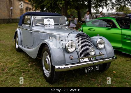 1955 Morgan Plus 4, ausgestellt auf der Salon Privé Concours d’Elégance Motorshow 2024 im Blenheim Palace. Stockfoto