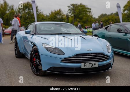 2018 Aston Martin DB11, ausgestellt auf der Salon Privé Concours d’Elégance Motorshow 2024 im Blenheim Palace. Stockfoto