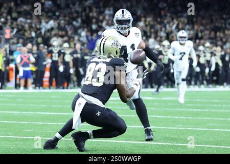 New Orleans, Usa. Dezember 2024. New Orleans Saints Tight End Juwan Johnson (83) holt sich einen Pass für einen Riesengewinn gegen den Linebacker Robert Spillane (41) der Las Vegas Raiders während eines National Football League-Wettbewerbs im Caesars Superdome am Sonntag, den 29. Dezember 2024 in New Orleans, Louisiana. Dieses Stück wurde wegen einer Strafe zurückgerufen. (Foto: Peter G. Forest/SIPA USA) Credit: SIPA USA/Alamy Live News Stockfoto