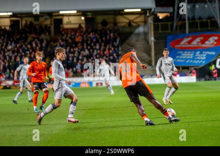 Dundee, Schottland. 31. Dezember 2024. Emmanuel Adegboyega räumt einen Ball während des schottischen Premiership-Spiels zwischen Dundee United und Aberdeen im Tannadice Park ein. Stockfoto