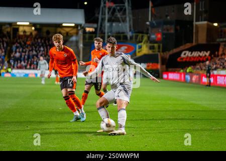 Dundee, Schottland. 31. Dezember 2024. Aberdeens Jamie McGrath wurde von United Defenders während des Spiels der schottischen Premiership zwischen Dundee United begleitet, das Aberdeen im Tannadice Park bewirtet. Stockfoto