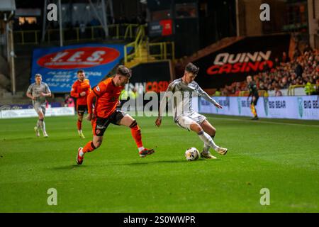 Dundee, Schottland. 31. Dezember 2024. Kevin Holt fordert Jamie McGrath während des Spiels der schottischen Premiership zwischen Dundee United und Aberdeen im Tannadice Park heraus. Stockfoto