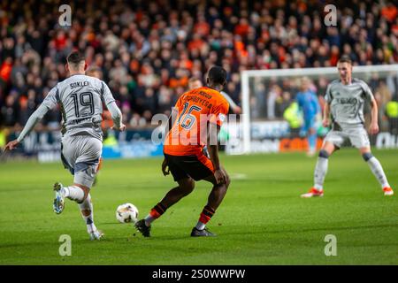 Dundee, Schottland. 31. Dezember 2024. Ester Solar und Emmanuel Adegboyega während des schottischen Premiership-Spiels zwischen Dundee United, das Aberdeen im Tannadice Park beherbergt. Stockfoto