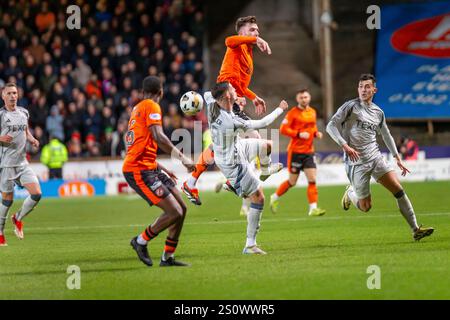 Dundee, Schottland. 31. Dezember 2024. Kevin Holt gewinnt Ester Sokler beim schottischen Premiership-Spiel zwischen Dundee United und Aberdeen im Tannadice Park. Stockfoto