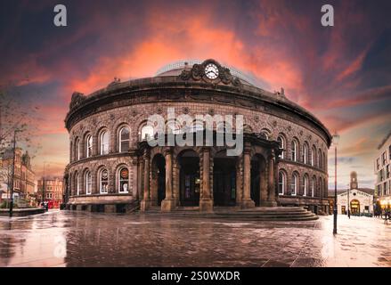 CORN EXCHANGE, LEEDS, GROSSBRITANNIEN - 24. DEZEMBER 2024. Die antike viktorianische Architektur des Corn Exchange Gebäudes im Stadtzentrum von Leeds mit dramatischem Himmel Stockfoto