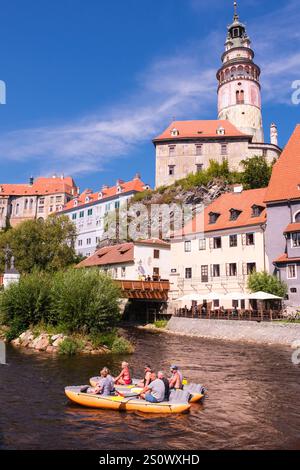 Cesky Krumlov, Touristen Rafting auf der Moldau, Tschechien, Tschechien. Stockfoto