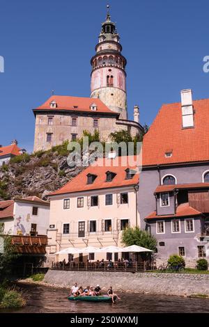 Cesky Krumlov, Touristen Rafting auf der Moldau, Tschechien, Tschechien. Stockfoto