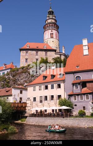 Cesky Krumlov, Touristen Rafting auf der Moldau, Tschechien, Tschechien. Stockfoto