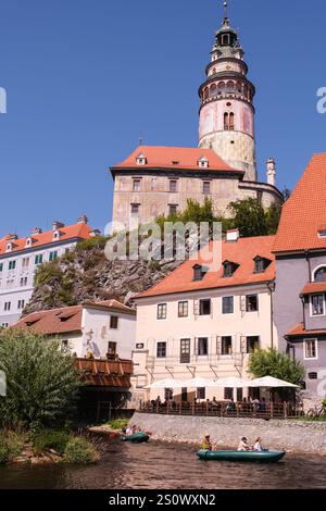 Cesky Krumlov, Touristen Rafting auf der Moldau, Tschechien, Tschechien. Stockfoto